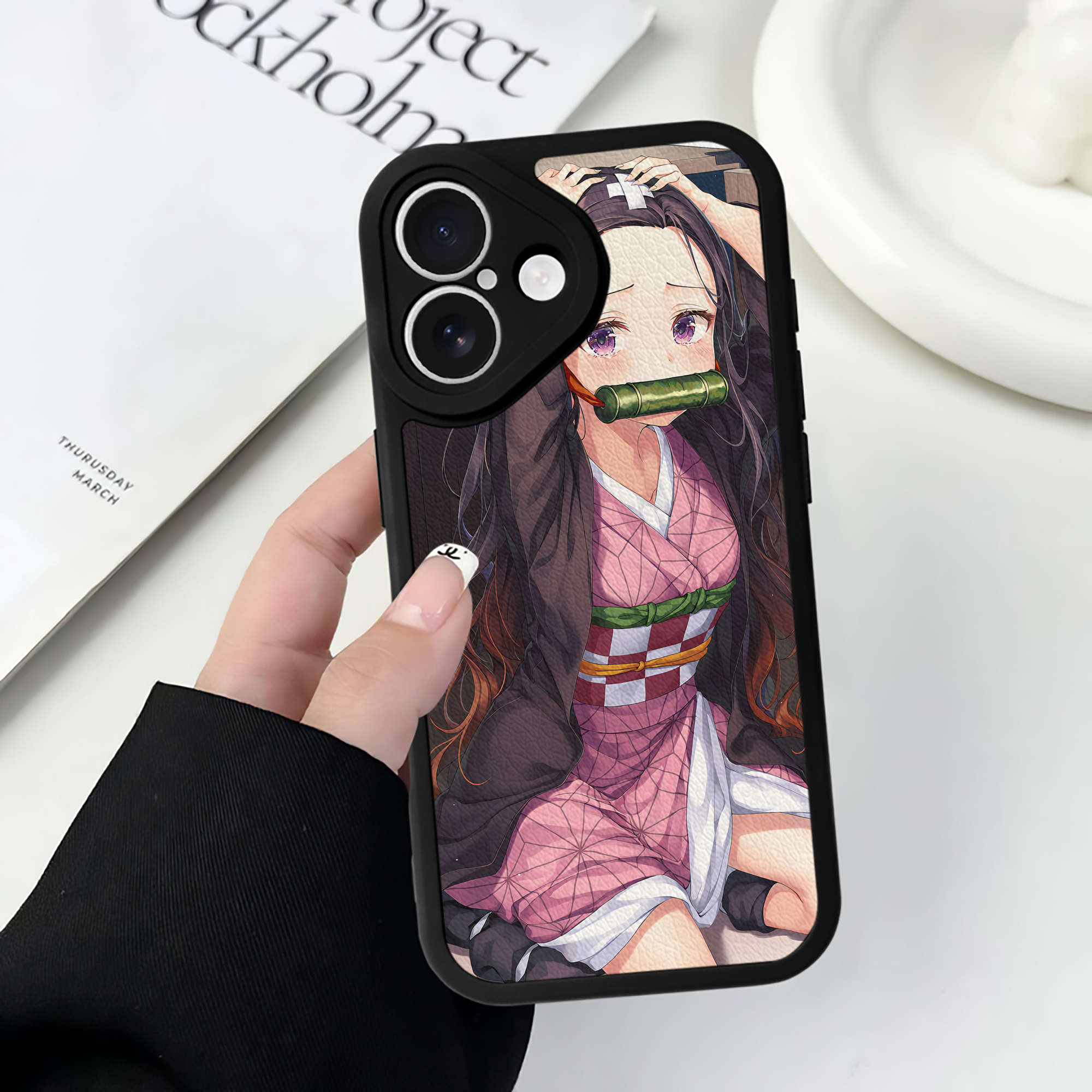 （画像用） 鬼滅の刃（きめつのやいば）竈門 禰󠄀豆子／かまど ねずこ Kamado Nezuko 【iPhone 16シリーズ対応】シリコンスマホケース（レザー調） 材質：シリコン
